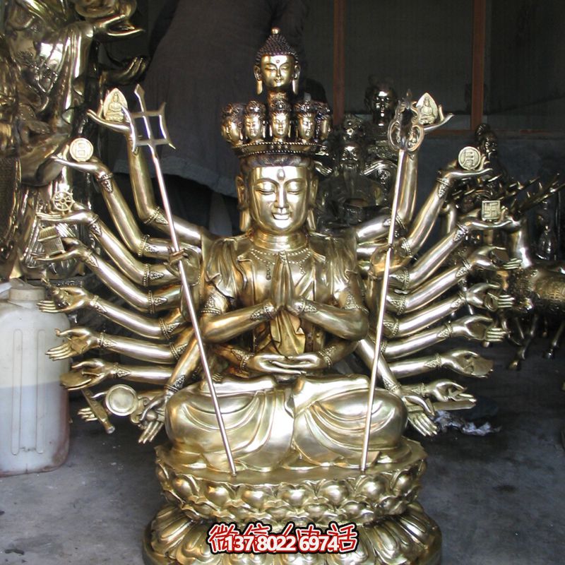 鎏金菩薩雕塑，供奉觀音祈福